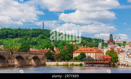 Blick auf die Altstadt von Prag Mala Strana und die Moldau mit der berühmten Karlsbrücke und dem Petrin-Hügel Stockfoto