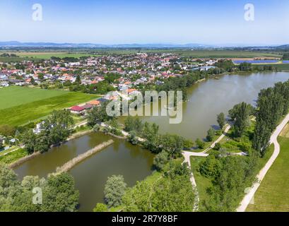 See und Dorf in der Slowakei, aus der Vogelperspektive Stockfoto