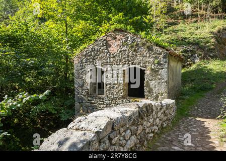 Alte verlassene Mühle im Rio Duje-Tal in Picos de Europa, Asturien Spanien. Das Tal ist wunderbar zum Wandern und führt entlang der Stockfoto