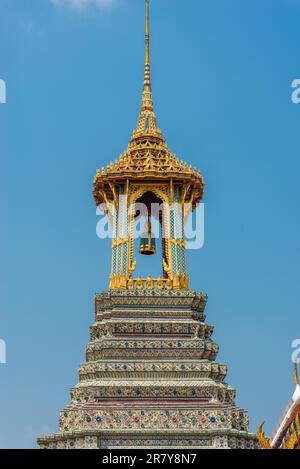 Glockenturm im berühmten buddhistischen Tempel Wat Phra Kaeo in Bangkok. Wat Phra Kaew, auf Englisch allgemein bekannt als Tempel des Smaragd-Buddha Stockfoto