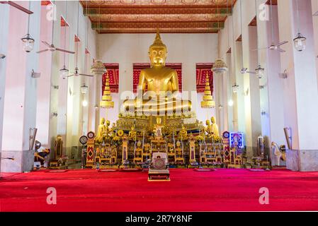 Großer goldener Buddha in Lotusposition im buddhistischen Tempel und Kloster Wat Mahathat Yuwaratrangsarit. Es ist einer der 10 königlichen Tempel der Stockfoto