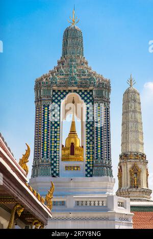 Tempel des Gandhara Buddha Viharn als Teil des berühmten buddhistischen Tempels Wat Phra Kaeo in Bangkok. Der Turm enthält einen kleinen goldenen Chedi oder Stupa Stockfoto