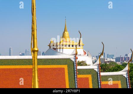 Mehrere Dachebenen sind ein wichtiges Element des thailändischen Tempels Wat Ratchanatdaram in Bangkok. Im Hintergrund der Tempel und der Goldene Berg Wat Saket Stockfoto