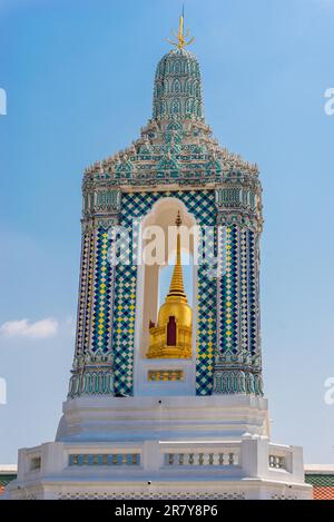 Tempel des Gandhara Buddha Viharn als Teil des berühmten buddhistischen Tempels Wat Phra Kaeo in Bangkok. Der Turm enthält einen kleinen goldenen Chedi oder Stupa Stockfoto