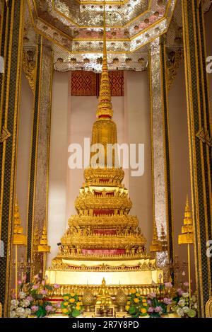 Schrein im buddhistischen Tempel und Kloster Wat Mahathat Yuwaratrangsarit. Es ist einer der 10 königlichen Tempel der höchsten Klasse in Bangkok. Stockfoto