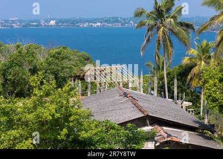 Haus im Dschungel. Blick von der japanischen Friedenspagode in Richtung Galle mit dem natürlichen Hafen. Von der Plattform auf dem Rumassala aus gesehen Stockfoto