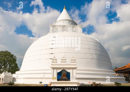 Das sehr alte buddhistische Kloster und die hemisphärische Kuppel, die Stupa aus dem Raja Maha Vihara in der Kleinstadt Tissamaharama. Die Kuppel ist eine der Stockfoto