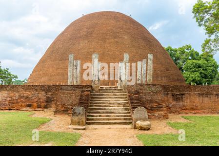 Die alte hemisphärische Kuppel, die Sandagiri Stupa, die älteste Stupa in der südlichen Region, in der Kleinstadt Tissamaharama. Das Gebäude ist aus dem Königreich Stockfoto