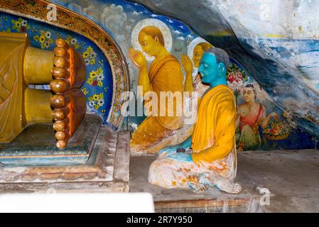 Buddha-Figuren im 1500 Jahre alten und wichtigsten kulturhistorischen Tempel der Region Tangalle, dem Mulkirigala Raja Maha Vihara. Die Stockfoto