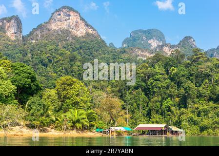 Der Khao Sok National Park mit dem künstlichen Cheow Lan Lake im Süden von Thailand Stockfoto