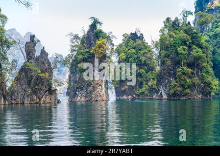 Bedeutende Karstformationen im Nationalpark Khao Sok erheben sich über dem Cheow Lan Lake. Kalksteine, Dschungel und Karst bestimmen das Bild von Stockfoto