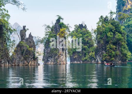 Bedeutende Karstformationen im Nationalpark Khao Sok erheben sich über dem Cheow Lan Lake. Kalksteine, Dschungel und Karst bestimmen das Bild von Stockfoto