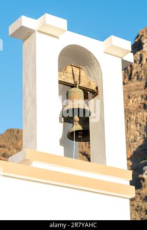 Typischer Glockenturm mit zwei Glocken im Dorf La Calera im Valle Gran Rey Stockfoto