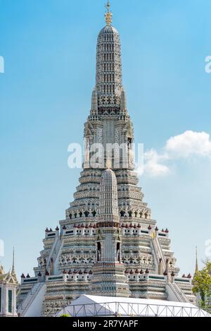 Turm des buddhistischen Tempels Wat Arun in Bangkok. Das Äußere besteht aus Muschel und Porzellan. Wat Arun gehört zu den bekanntesten Wahrzeichen Thailands Stockfoto