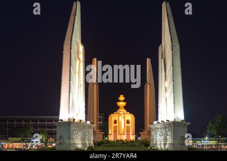 Das Denkmal der Demokratie im Zentrum von Bangkok bei Nacht Stockfoto