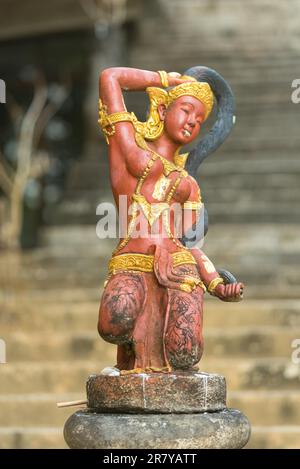 Rote Tara-Statue im buddhistischen Kloster Wat Phayam auf der Insel Ko Phayam Stockfoto