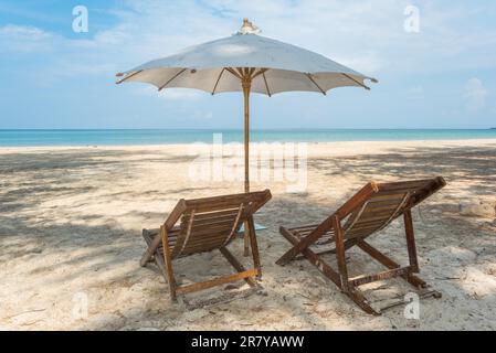 Strandliegen am Strand von Ao Yai, weithin bekannt als Long Beach auf der Insel Ko Phayam Stockfoto