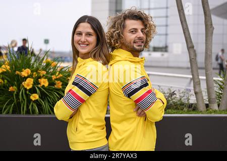 Zaventem, Belgien. 18. Juni 2023. Belgische Lisa Ingenito und belgischer Renaud Barral aus künstlerischer Schwimmposition für den Fotografen bei der Abreise belgischer Athleten zu den Europaspielen in Polen, Sonntag, den 18. Juni 2023 vom Flughafen Brüssel in Zaventem. Die Europaspiele 3., informell bekannt als Krakau-Malopolska 2023, sind eine geplante internationale Sportveranstaltung, die vom 21. Juni bis 02. Juli 2023 in Krakau und Malopolska, Polen, stattfindet. BELGA FOTO LAURIE DIEFFEMBACQ Kredit: Belga News Agency/Alamy Live News Stockfoto