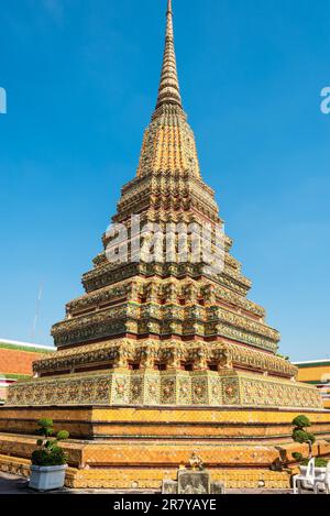 Einer der großen Chedis im buddhistischen Tempelkomplex Wat Pho in Bangkok Stockfoto