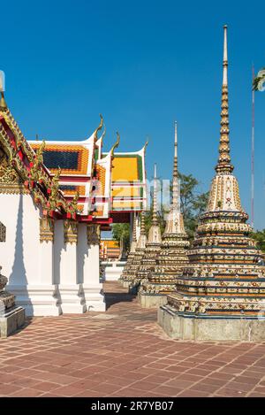 Der Tempelkomplex Wat Pho umfasst einundsiebzig kleine Chedis namens Phra Chedi Rai Stockfoto