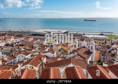 Blick über die Dächer des Viertels Alfama auf den Fluss Tejo und den Kreuzfahrtanleger in Lissabon. Die Nachbarschaft ist eine der Hauptattraktionen der Hauptstadt Stockfoto