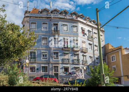 Typisch portugiesische glasierte Fliesen auf einer Fassade im Viertel Castelo im Alfama-Viertel von Lissabon Stockfoto