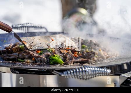 Gebratenes Rentierfleisch Mix wird auf einer Murrikka Grillpfanne zubereitet. Stockfoto