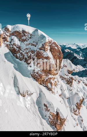 Der Gipfel überquert den Ostgipfel der Zugspitze, Bayern Deutschland Stockfoto