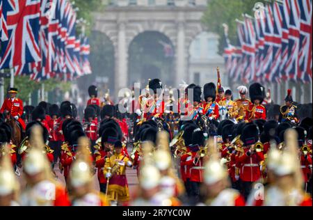 König Karl III., William, Prince of Wales und Prince Edward, Graf von Wessex kehrt am 17. Juni 2023 nach der Teilnahme an Trooping the Colour (The Kings Birthday Parade) bei der Horse Guards Parade zurück. Foto: Albert Nieboer/Netherlands OUT/Point De Vue OUT Stockfoto