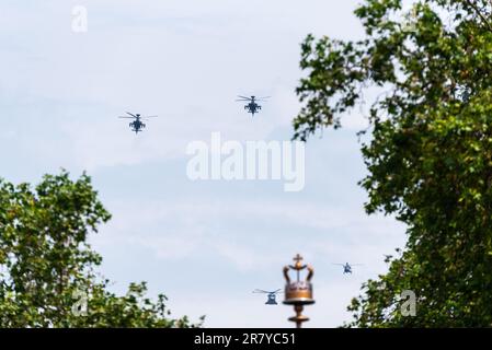 Kings Geburtstagsgeschenk nach Trooping the Colour in the Mall, London, Großbritannien. AH-64 Apache Helikopter der britischen Armee Stockfoto