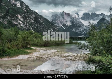 Blick über den See im Süden in die Ampezzo Dolomiten, Italien. Lago di Landro Stockfoto