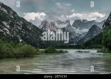 Blick über den See im Süden in die Ampezzo Dolomiten, Italien. Lago di Landro Stockfoto