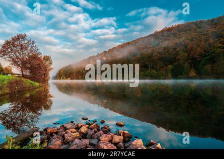 Morgennebel auf der Saarschleife bei Mettlach in Deutschland Stockfoto