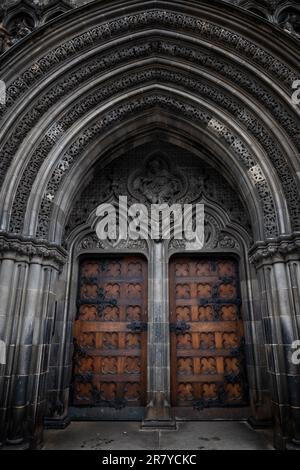 Bogenförmiges Portal zur St Giles Cathedral, Pfarrkirche in Edinburgh, Schottland, Großbritannien. Die viktorianische Westtür aus dem 19. Jahrhundert, entworfen von W Stockfoto