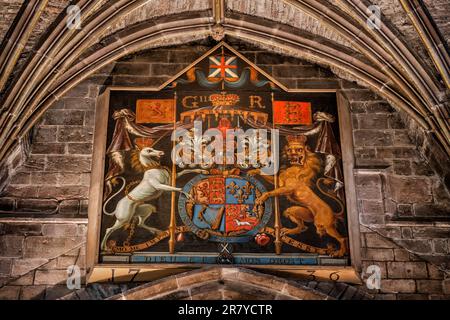 Wappen von George II. In St. Giles Cathedral in Edinburgh, Schottland, Großbritannien. Holztafel mit den Arms of George II., hängt oben an der Turmwand Stockfoto