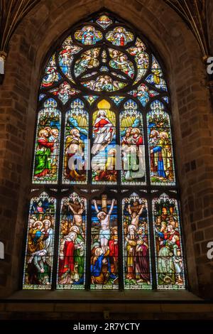 Kreuzigung und Aufstieg Jesu Christi, Buntglasfenster aus dem Jahr 1877 im Inneren der Kirche St. Giles Cathedral (Ostfenster) in Edinburgh, SCO Stockfoto