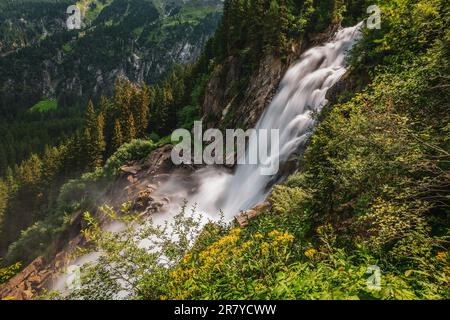 Panoramablick auf die Krimmler-Wasserfälle, die höchsten Wasserfälle in Österreich Stockfoto