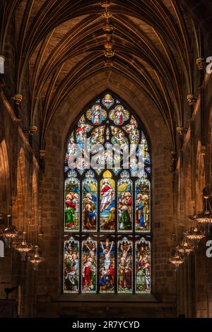 Kreuzigung und Aufstieg Jesu Christi, Buntglasfenster aus dem Jahr 1877 im Inneren der Kirche St. Giles Cathedral (Ostfenster) in Edinburgh, SCO Stockfoto