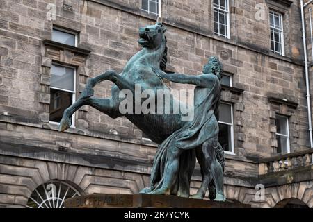 Alexander- und Bucephalus-Statue im Innenhof von Edinburgh City Chambers, Schottland. 10 m hohe Bronzestatue von Alexander dem Großen und seinem Pferd B. Stockfoto