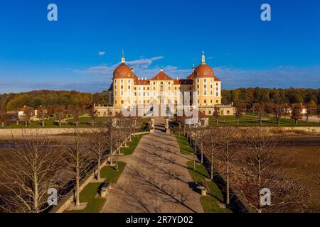 Panoramablick auf Schloss Moritzburg, Deutschland. Drohnenfotografie Stockfoto