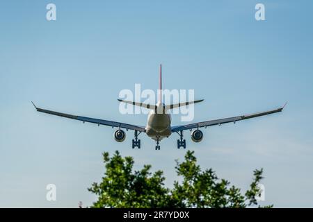 Das Flugzeug bereitet sich auf die Landung mit einem ausgefahrenen Fahrwerk vor Stockfoto