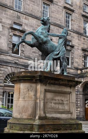 Alexander- und Bucephalus-Statue im Innenhof von Edinburgh City Chambers, Schottland. 10 m hohe Bronzestatue von Alexander dem Großen und seinem Pferd B. Stockfoto
