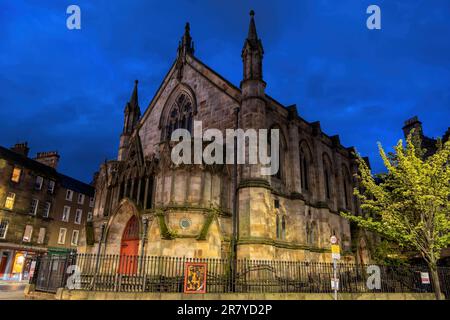 Bedlam Theatre bei Nacht in der Altstadt von Edinburgh, Schottland. Das ehemalige Gebäude der New North Free Church aus dem Jahr 1848 wurde im gotischen Stil von entworfen Stockfoto