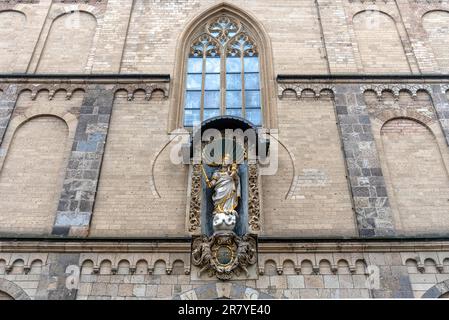 Marienfigur an der Westfassade der Frauenkirche, Koblenz, Rheinland-Pfalz, Deutschland Stockfoto