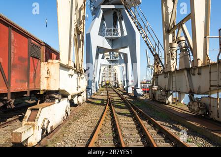 Eisenbahnwagen und Hafenausrüstung auf dem Messegelände des Hafenmuseums im Shed 50 Hamburger Bezirk kleiner Grasbrook. Hier ist das Port Museum Stockfoto