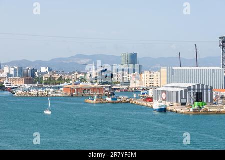 Das Drehboot bietet Hubschrauberrundflüge über Barcelona an. Der Heliport ist im Yachthafen Port Vell. Von hier aus können die Gäste beginnen Stockfoto