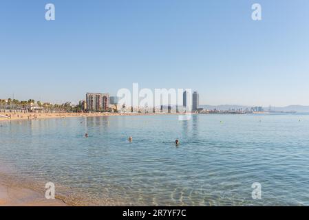 Port Olimpic und Barceloneta Beach. Der Strand ist sehr beliebt unter jungen Touristen, die Barcelona besuchen. Der Strand liegt in der Nähe der Innenstadt und Stockfoto