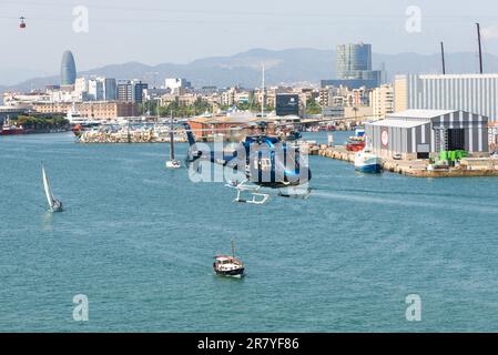 Das Drehboot bietet Hubschrauberrundflüge über Barcelona an. Der Heliport ist im Yachthafen Port Vell. Von hier aus können die Gäste beginnen Stockfoto