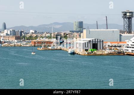 Das Drehboot bietet Hubschrauberrundflüge über Barcelona an. Der Heliport ist im Yachthafen Port Vell. Von hier aus können die Gäste beginnen Stockfoto