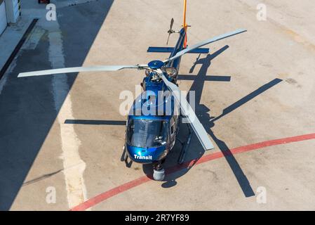 Hubschrauber auf einem Landeplatz im Hafen von Barcelona. Das Drehboot bietet Hubschrauberrundflüge über Barcelona an. Der Heliport befindet sich im Stockfoto